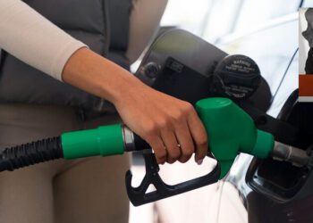 Sheinbaum descarta gasolinazo y anuncia medidas para frenar altos costos de combustibles