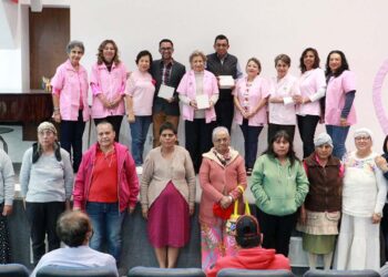 Fotos: Adrián Gaytán // Grupo RETO Oaxaca apoya a mujeres operadas de cáncer de mama con la donación de prótesis y mangas y una plática sobre el Linfedema y la importancia de la rehabilitación.
