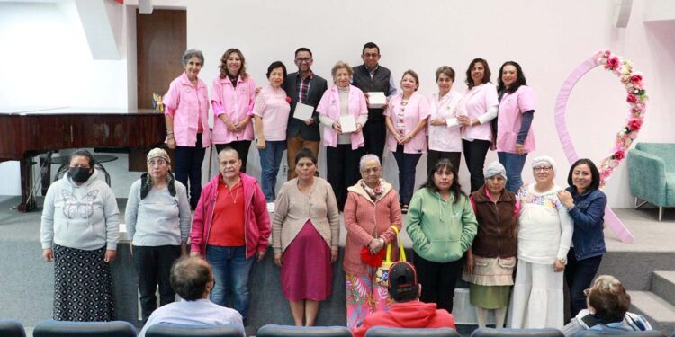 Fotos: Adrián Gaytán // Grupo RETO Oaxaca apoya a mujeres operadas de cáncer de mama con la donación de prótesis y mangas y una plática sobre el Linfedema y la importancia de la rehabilitación.