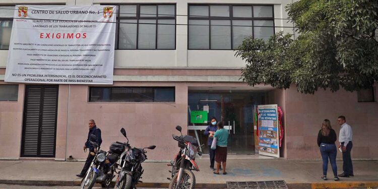 Foto: Luis Alberto Cruz // Inician paro de brazos caídos en el Centro de Salud Urbano No. 1.