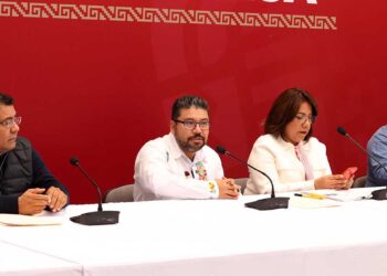 Foto: Luis Alberto Cruz // Integrantes del Gabinete Legal y Administrativo explican sobre las irregularidades en la entrega de plazas.