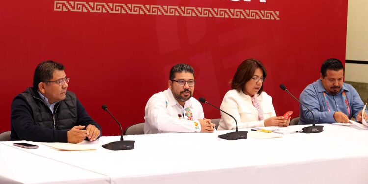 Foto: Luis Alberto Cruz // Integrantes del Gabinete Legal y Administrativo explican sobre las irregularidades en la entrega de plazas.