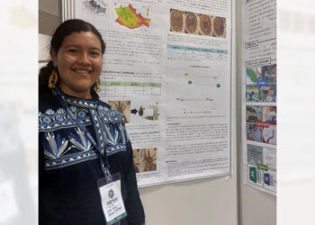 Foto: cortesía // Itzel Donají Galván Castellanos, recibe reconocimiento por sus estudios sobre la enfermedad de chagas.