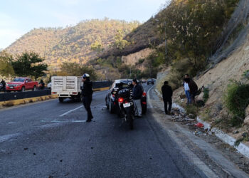 Vuelca joven con su automóvil en el Cerro del Fortín