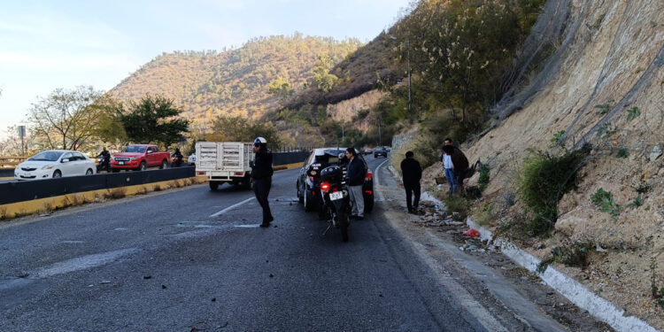 Vuelca joven con su automóvil en el Cerro del Fortín