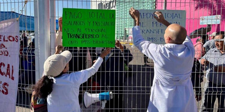 Trabajadores de salud bloquean cruceros y centros comerciales