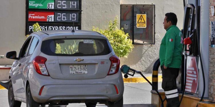 Foto: Luis Cruz // La ley del IEPS establece que aumenta la gasolina de acuerdo con la inflación del año anterior.