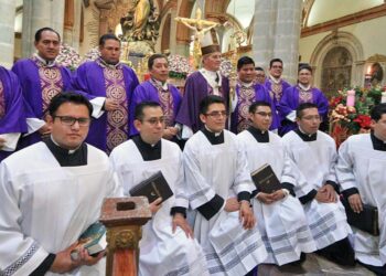 Foto: Adrián Gaytán // Jóvenes que estudian para el sacerdocio recibieron la bendición del arzobispo.