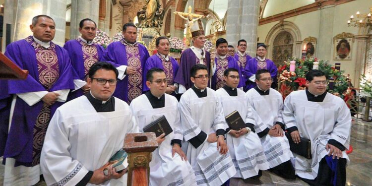 Foto: Adrián Gaytán // Jóvenes que estudian para el sacerdocio recibieron la bendición del arzobispo.