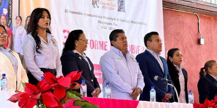 José Guadalupe Barbosa Barragán rindió su tercer informe de gobierno ante la población de Santiago Huajolotitlán.