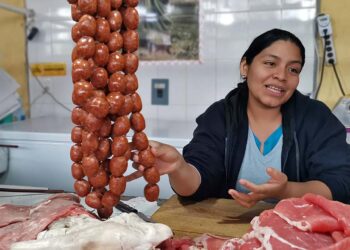 Foto: Jesús Santiago // La esperanza de locatarias como Brenda recae en lo que consumirán las familias de la población.