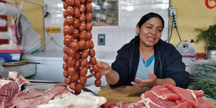 Foto: Jesús Santiago // La esperanza de locatarias como Brenda recae en lo que consumirán las familias de la población.