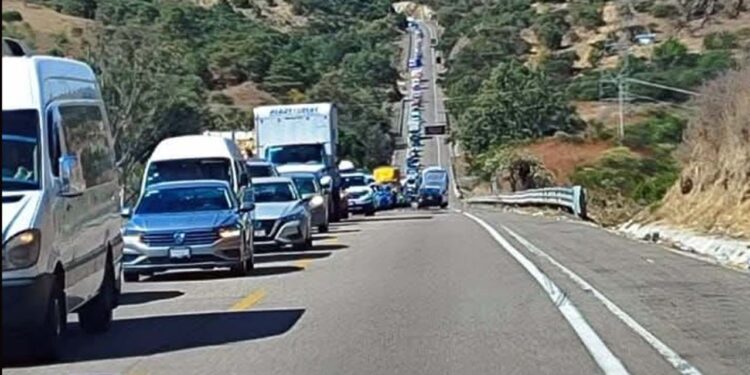 La mayor problemática fue para ingresar a la ciudad de Oaxaca, debido a que tomaba entre 30 y 45 minutos pasar por la caseta.