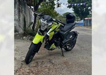 La moto tiene rines color negro tipo estrella, modelo deportivo.