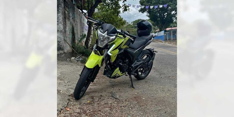 La moto tiene rines color negro tipo estrella, modelo deportivo.