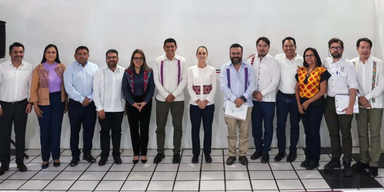 Foto: cortesía // La Presidenta Claudia Sheinbaum y el gobernador Salomón Jara, encabezan reunión de trabajo con colaboradores en Oaxaca.