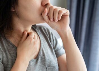 La Secretaría de Salud explicó que esta enfermedad se adquiere cuando se tiene contacto con secreciones de las vías respiratorias de una persona infectada.