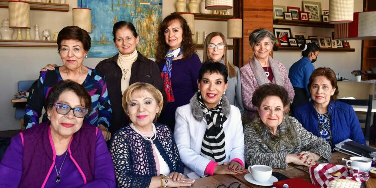 Fotos: Rubén Morales // Lilí Palacios, Cristina Gómez Sandoval, Tere Serrato, Celia Martínez, Mimí Reyes, Mary Marichalar, Sandra Palacios, Martha Alicia Escamilla (la festejada), Rosa Silvia García y Sofia Hala.
