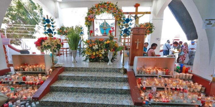 Fotos: Adrián Gaytán // Los feligreses llevaron velas y veladoras que ofrendaron a la Virgen de Juquila.