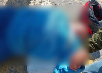 Los jóvenes quedaron tirados en la calle con algunas lesiones.