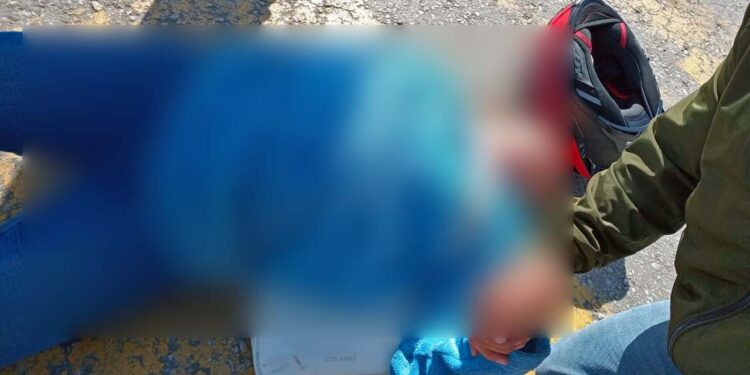 Los jóvenes quedaron tirados en la calle con algunas lesiones.