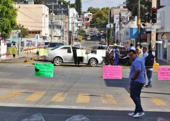 Foto: Luis Alberto Cruz // Los trabajadores sindicalizados del sector salud, bloquearon este lunes la fuente de las 8 Regiones. Este día tomarán centros comerciales de la capital.