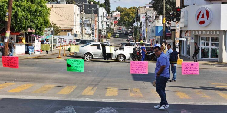 Foto: Luis Alberto Cruz // Los trabajadores sindicalizados del sector salud, bloquearon este lunes la fuente de las 8 Regiones. Este día tomarán centros comerciales de la capital.