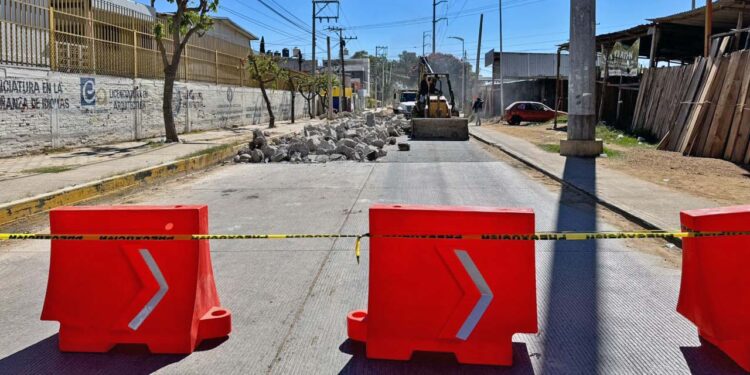 Foto: Álvaro Cuitláhuac López // Luego de que colapsara el pavimento hidráulico, avanzan las obras de rehabilitación en el Circuito Interior, en el tramo Parque del Amor hacia el puente de la Ex Garita.