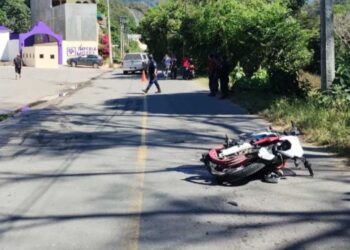 Muere motociclista en choque  contra una camioneta en Putla