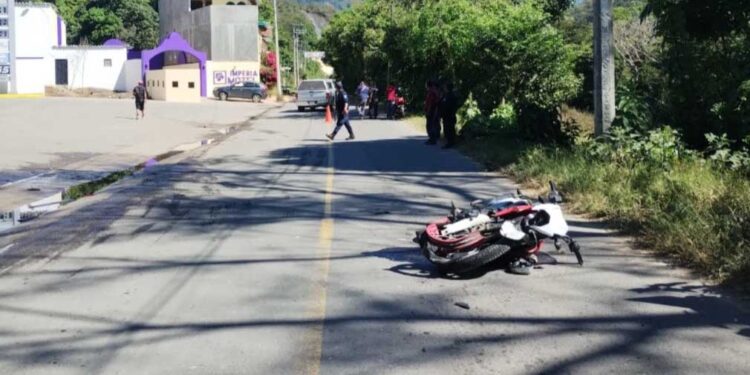 Muere motociclista en choque  contra una camioneta en Putla
