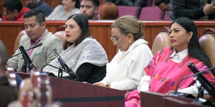 Foto: Congreso de Oaxaca // La diputada, Concepción Rueda Gómez, en su curul durante la sesión ordinaria.