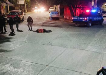Derrapa en su motocicleta,  mujer queda inconsciente