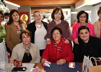 Foto: Rubén Morales // Las asistentes le obsequiaron arreglos florales, detalles y la llenaron de la mejor vibra.