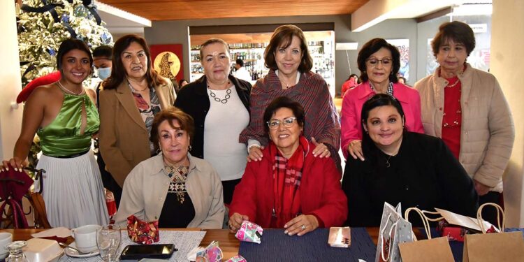Foto: Rubén Morales // Las asistentes le obsequiaron arreglos florales, detalles y la llenaron de la mejor vibra.