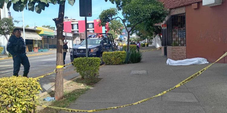 Un hombre sin vida fue localizado en la Calzada Porfirio Díaz, en la capital oaxaqueña