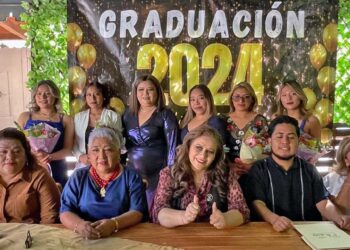 Las hermosas mujeres recibieron su certificado y reconocimiento con valides oficial.