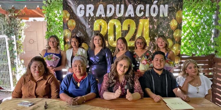 Las hermosas mujeres recibieron su certificado y reconocimiento con valides oficial.