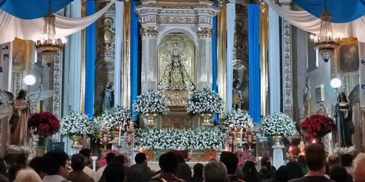 Foto: Adrián Gaytán // Las mañanitas entonadas a la medianoche del martes – miércoles.