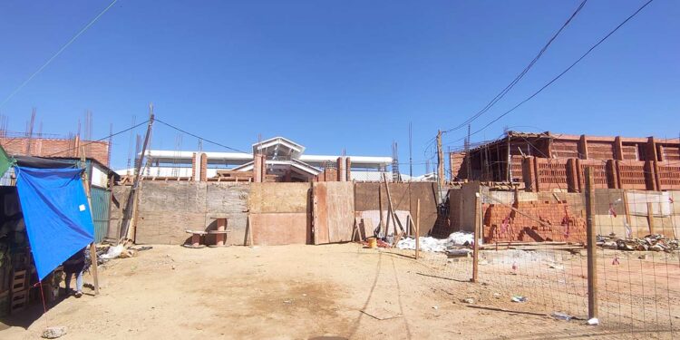 Foto: Adrián Gaytán // Las obras en comedores y zona de pan de la Central de Abasto no tiene para cuándo.