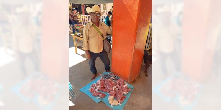 Lázaro José expende sus productos en los domingos de plaza o entre semana.
