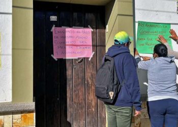 Los afectados manifestaron que les adeudan un aproximado de 100 mil pesos en apoyos económicos y aguinaldos.