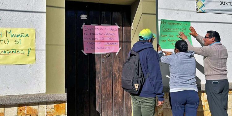 Los afectados manifestaron que les adeudan un aproximado de 100 mil pesos en apoyos económicos y aguinaldos.