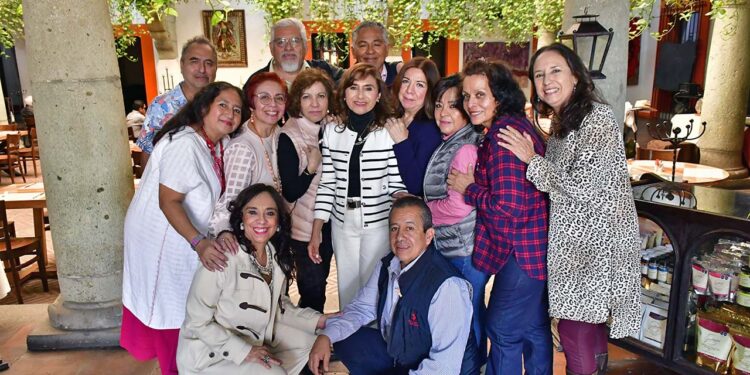 Fotos: Rubén Morales // Los asistentes a esta reunión, muy felices intercambiaron felicitaciones y regalos.