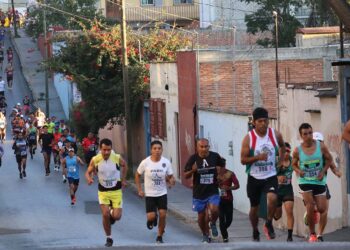 Foto: Leobardo García Reyes // Los atletas se alistan para participar en la atlética navideña.