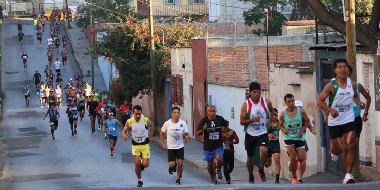 Foto: Leobardo García Reyes // Los atletas se alistan para participar en la atlética navideña.