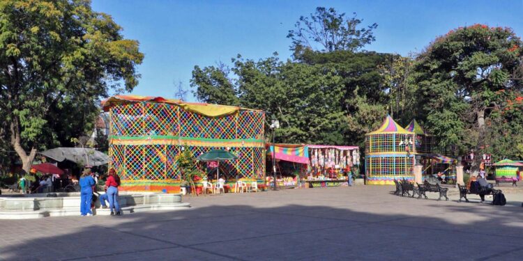 Foto: Adrián Gaytán // Los chachacuales fueron obligados a respetar los espacios remodelados del Paseo Juárez El Llano.