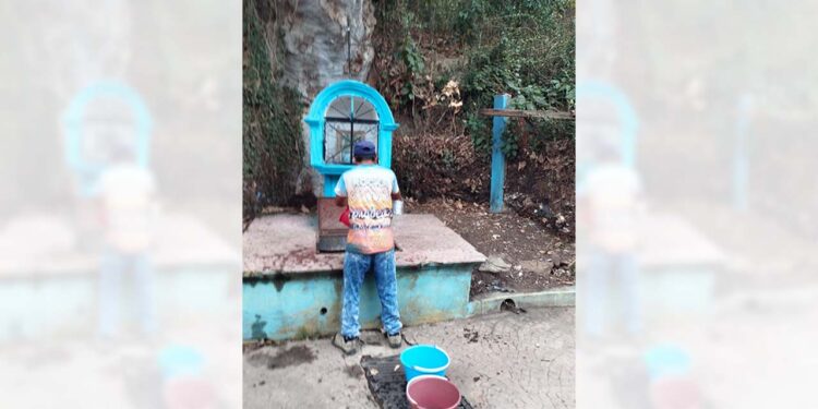 Los huautlecos piden a los dueños de los manantiales que en el año 2025 ya no haya tanta escasez del vital líquido.