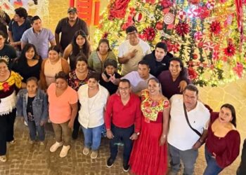 Los integrantes de las familias asistentes recorrieron cada lugar que fue iluminado con luces navideñas.