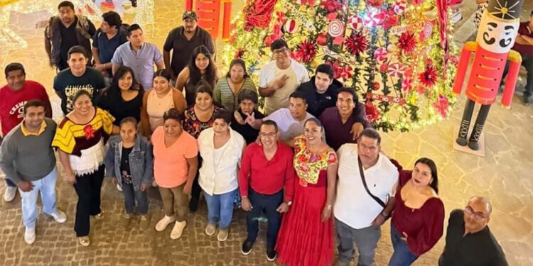 Los integrantes de las familias asistentes recorrieron cada lugar que fue iluminado con luces navideñas.