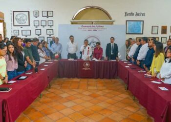 Foto: Municipio de Oaxaca de Juárez // Los integrantes de los comités de transición municipal, frente a frente.